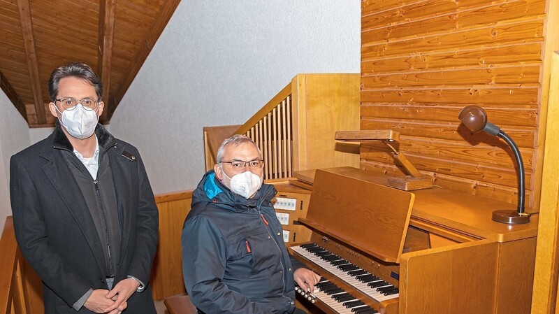 Oberbürgermeister Dr. Christian Moser und Stadtpfarrer Martin Neidl freuen sich über das neue Instrument für die St.-Erasmus-Kirche.
