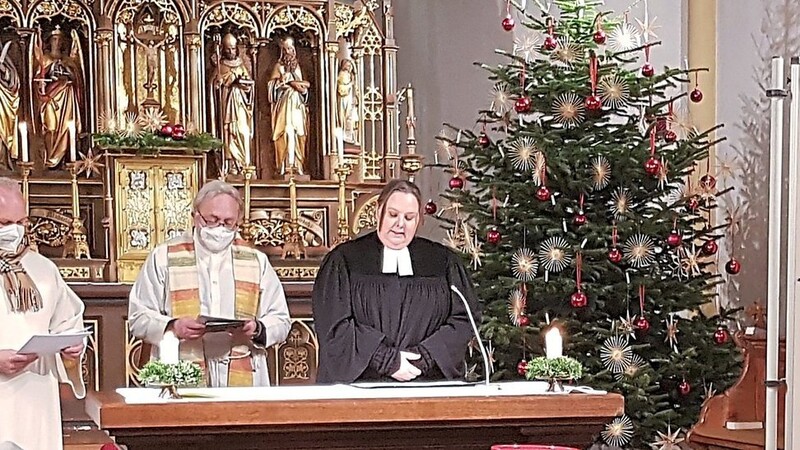 Pfarrerin Veronika Mavridis, Pfarrer Alfons Leibl und Gemeindereferent Robert Lentner sprachen über die Bedeutung des Sterns zu Betlehem.