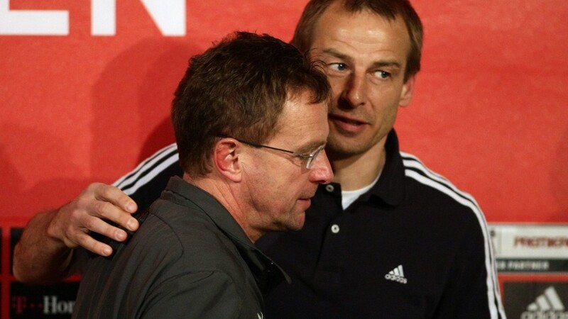 1899-Coach Rangnick gratuliert Bayerns Klinsmann.