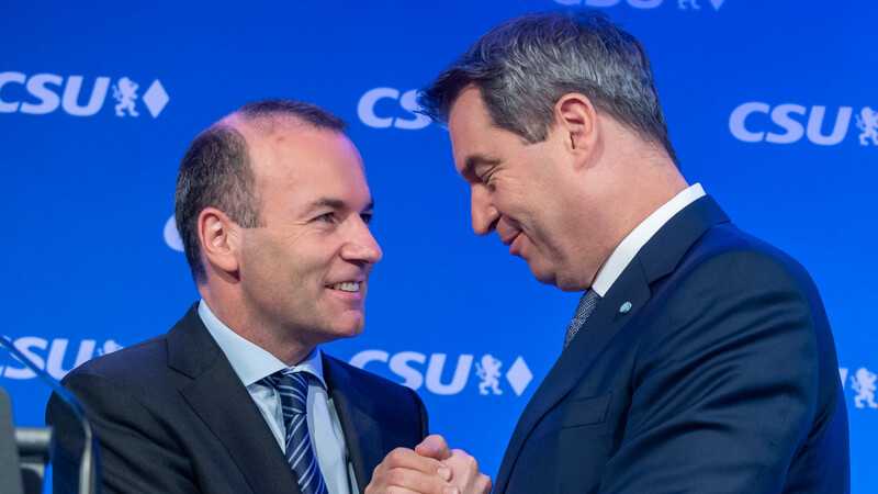 Markus Söder (r.) gratuliert Manfred Weber zum Europawahlergebnis.
