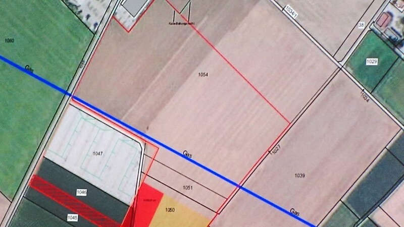 Die geplante Zufahrtsstraße (rot schraffiert) südlich des Parkplatzes (weiß markiert) könnte beidseitig zur Umgehungsstraße verlängert werden.  Foto/Repro: mü