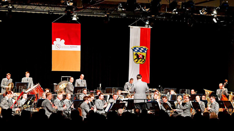 Ein immer wieder beeindruckendes Bild in der Luitpoldhalle: das Gebirgsmusikkorps der Bundeswehr Garmisch-Partenkirchen.