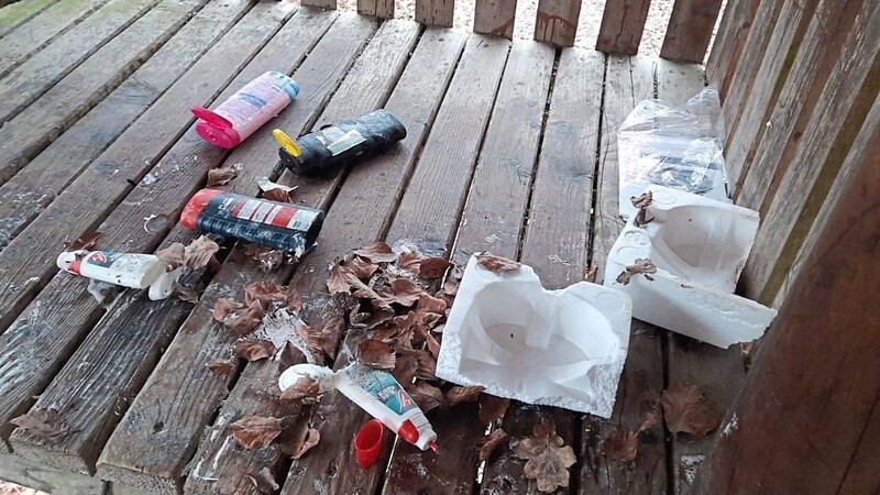 Bisher unbekannte Täter haben am Spielplatz am Ziegelberg Müll hinterlassen.