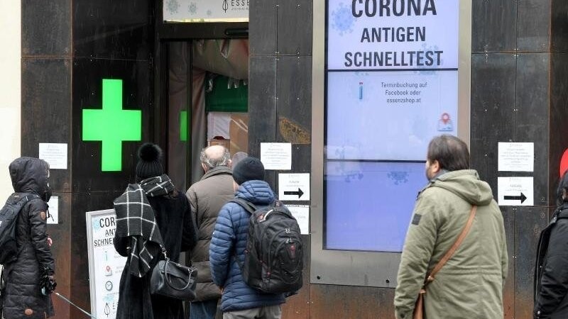 Menschen warten vor einer Apotheke in Wien auf einen Schnelltest. Die Sieben-Tage-Inzidenz liegt in Österreich bei rund 240.