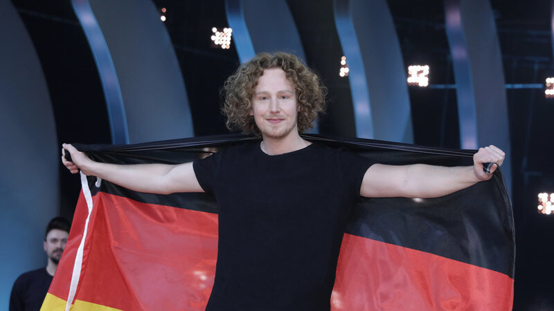 Eingehüllt in die Deutschlandfahne freut sich Sänger Michael Schulte über den Sieg. Er soll Deutschland mit dem Song "You Let Me Walk Alone" beim ESC-Finale am 12. Mai in Lissabon vertreten.