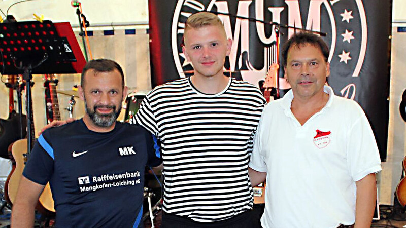 Die Teamleiter der erstplatzierten Mannschaften mit FC Vorstand Jürgen Krämer (r.) freuten sich über das Turnier.
