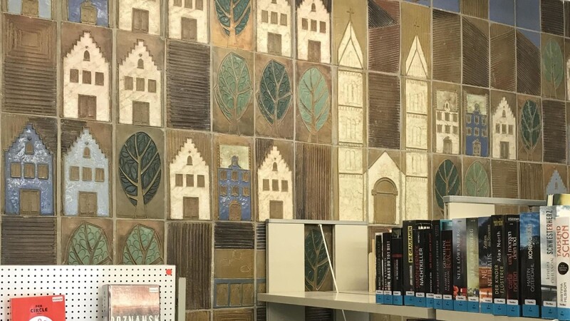 Charakteristisch für die Bibliothek sind die Fliesen, die Sehenswürdigkeiten der Stadt zeigen.