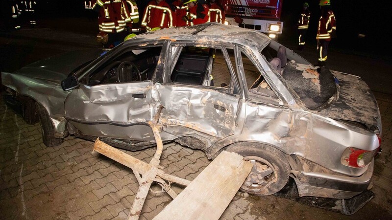 Das Auto der jungen Frau wurde bei dem Unfall von einer Deichsel durchbohrt - sie selbst wurde aber zum Glück verfehlt.