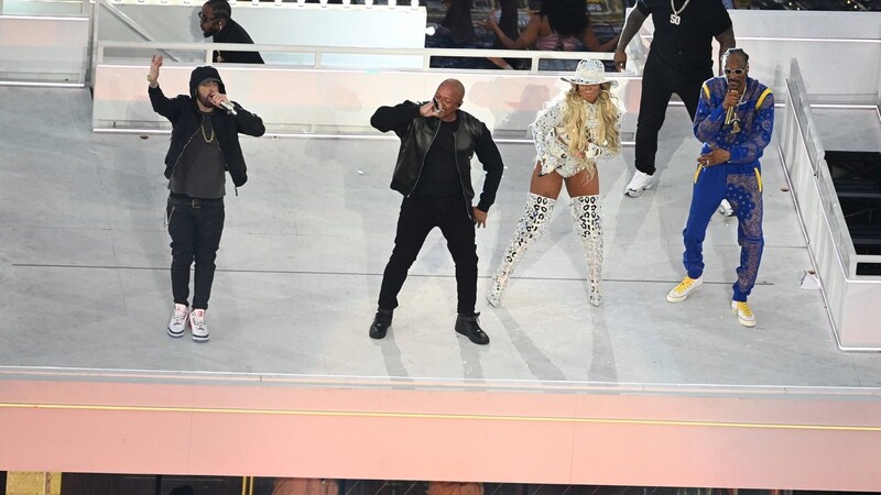 Starauftritt in der Halbzeitpause: Die Hip-Hop-Größen Eminem, Dr. Dre, Marry J. Blige, Curtis James (50 Cent) und Snoop Dogg (v.l.).