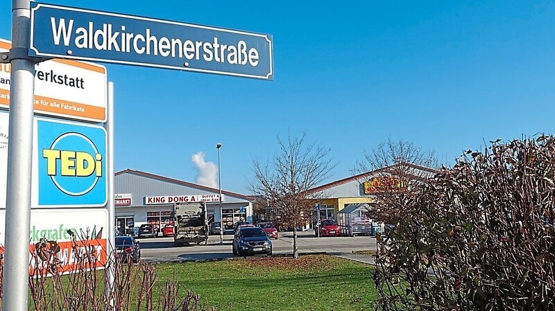 An der Waldkirchner Straße wollte ein Münchner Investor einen riesigen Möbelmarkt bauen. Heute verläuft an der Straße ein Gewerbegebiet.