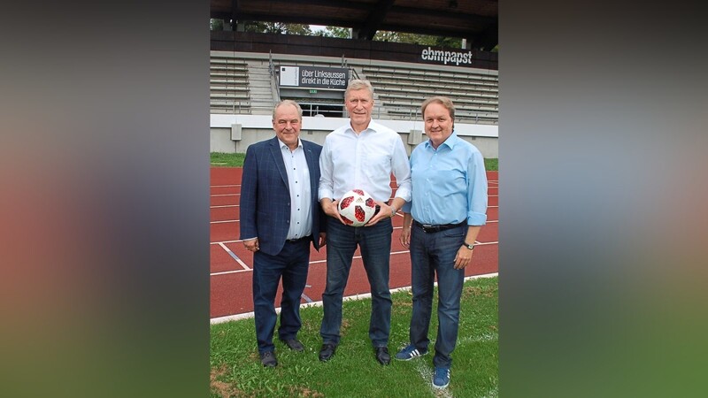 Freuen sich über die Zusage von Uwe Rahn (Mitte), das Benefizspiel zum "Spiele"-Jubiläum als Trainer zu unterstützen: Präsident Manfred Maier (links) und Vorstandsmitglied Helmut Radlmeier.