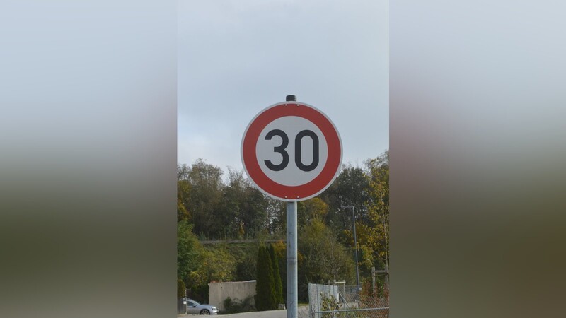 Das Verkehrsschild für die Geschwindigkeitsbegrenzung auf 30 Stundenkilometer könnte in naher Zukunft in Geisenhausen in vielen Wohngebieten stehen.