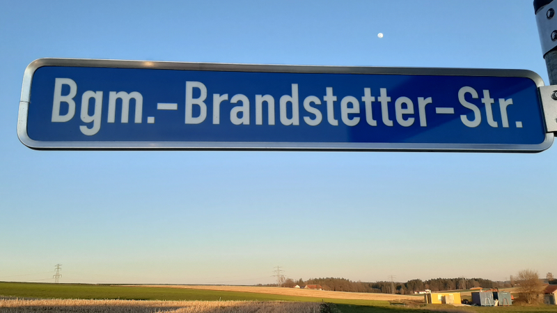 Im Neubaugebiet wurde die Hauptstraße entlang der künftigen Grundstücke nach dem langjährigen Bürgermeister Karl Brandstetter benannt.