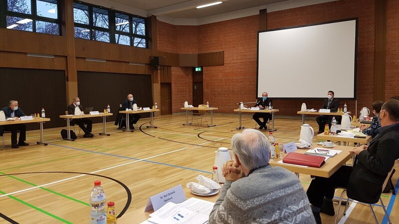 Im vorgeschriebenen Corona-Abstand kam der Sozial- und Teilhabeausschuss des Oberpfälzer Bezirkstags in der Mehrzweckhalle des Bezirksklinikums Regensburg zusammen.