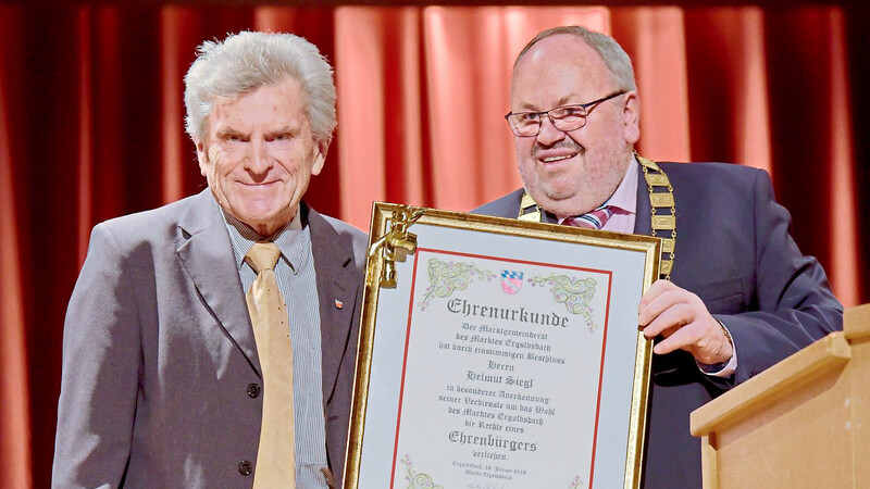 Der Heimat- und Archivpfleger Helmut Siegl erhielt nach der Ernennung zum Ehrenbürger der Marktgemeinde eine Ehrenurkunde.