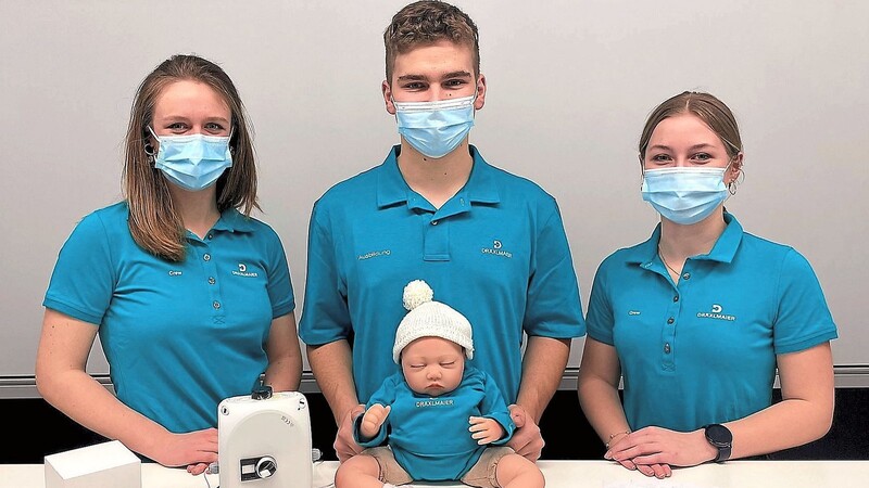 Die drei Jungforscher Katharina Traise, Johannes Luginger und Nadine Reyhe präsentieren ihren mit integrierten Drucksensoren und Vitalmessung versehenen Baby Body.