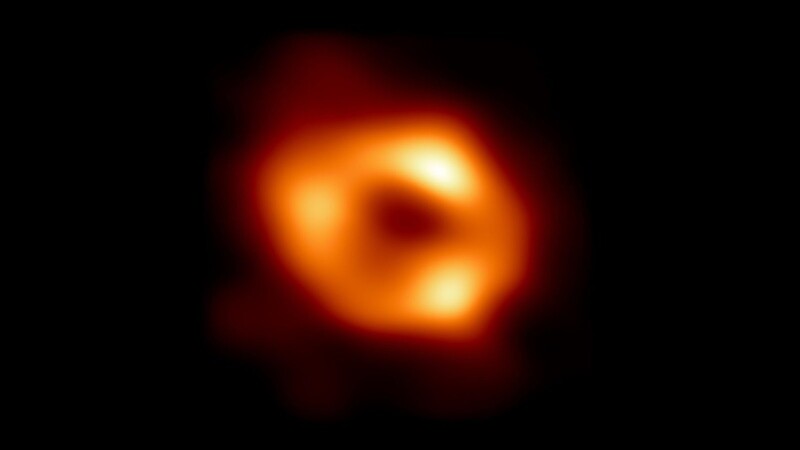 Dies ist das erste Bild von Sagittarius A*, dem Schwarzen Loch im Zentrum unser Galaxie. Ermöglicht wurde die Aufnahme durch Beobachtungen mit dem "Event Horizon Telescope" (EHT), einem Zusammenschluss von acht Radio-Sternwarten auf vier Kontinenten zu einer Art Superteleskop.