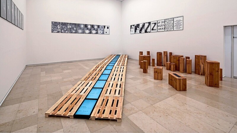 Peter Weibels "Die Vertreibung der Vernunft" (links) und eine Auswahl seiner 45 europäischen Sockel mit nach innen versenkten Skulpturen