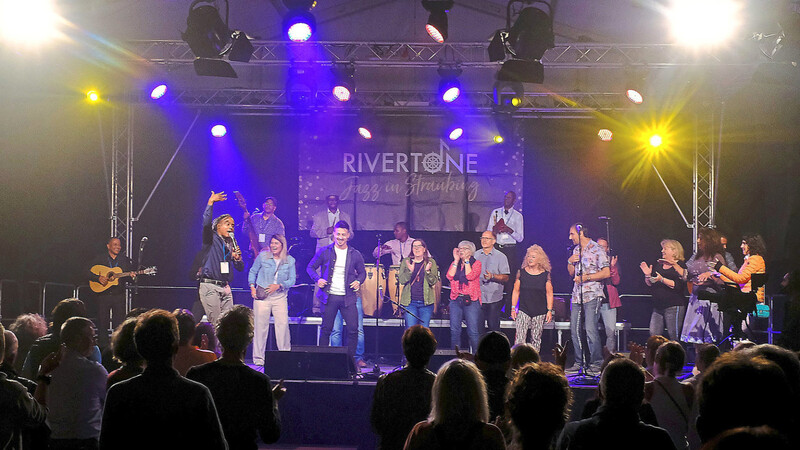 Fulminantes Finale am Sonntag: Die Musiker von Son del Nene bitten die Tänzer aus dem Publikum auf die Rivertone-Bühne.