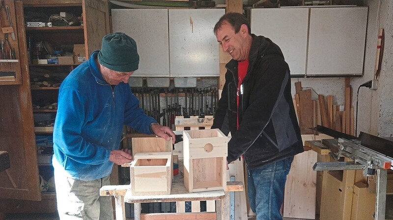 Peter Mandl und Tom Wallinger beim Bau von Nistkästen in ihrer Schreinerwerkstatt.
