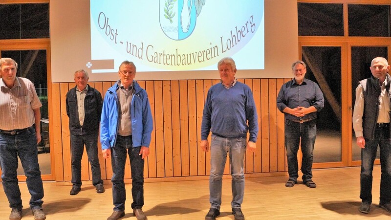 Kreisfachberater Gerhard Altmann und Teilbereichsvorsitzender Wolfgang Seidl zeichneten drei verdiente Führungskräfte mit der silbernen und eine mit der bronzenen Ehrennadel aus.