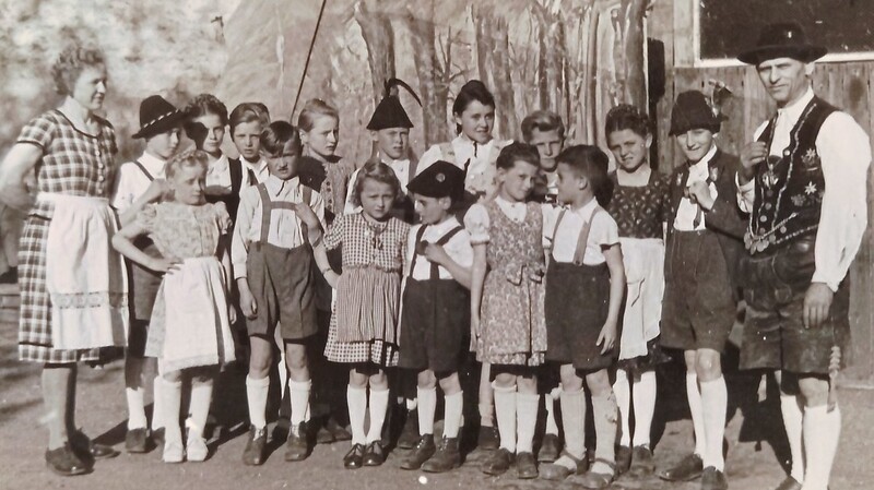 1948 wurde die Jugendgruppe des Vereins gegründet. Das Bild zeigt die Gruppe mit Jugendleiterin Käthe Bachmeier (links) und Max Bauer (rechts).