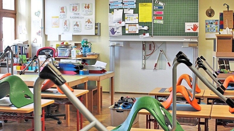 Die Stühle bleiben in Deggendorfs Schulen (wie hier in der Grundschule St. Martin) derzeit auf den Tischen, der Unterricht läuft währenddessen digital und/oder auf postalischem Weg.