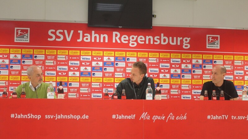 Er soll's richten: Der neue Jahn-Cheftrainer Joe Enochs (rechts, daneben Pressesprecher Johannes Liedl und links Präsident Hans Rothammer) gibt sich kämpferisch auf der Pressekonferenz.