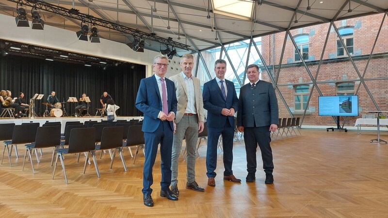 Sie sind mächtig stolz auf das Geschaffene: (von links) Landrat Bernd Sibler, Architekt Robert Brunner, Bürgermeister Hans Schmalhofer und Bau- und Verkehrsminister Christian Bernreiter.