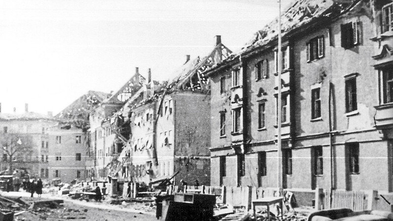 Die Bomben auf den Bahnhof hinterließen auch in der Umgebung, wie in der Oberndorferstraße, große Schäden.