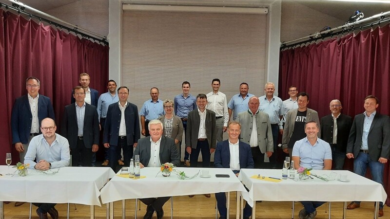 Im Begegnungszentrum Niederwinkling wurde nach einem langen Weg die Unternehmenssatzung des gemeinsamen Kommunalunternehmens Abwasserbeseitigung Donau-Wald von den 1. Bürgermeistern der 17 beteiligten Kommunen unterzeichnet.