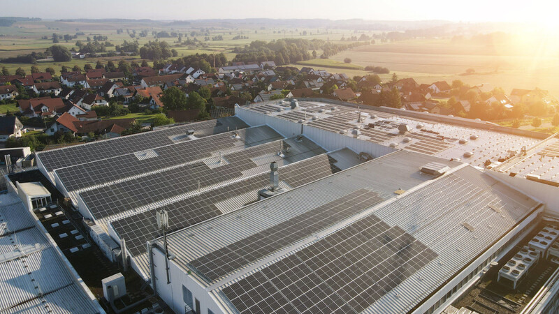Die knapp 2 000 Solarmodule auf den Dächern des Schierlinger Werks erzeugen jährlich rund 740 Megawattstunden Strom.