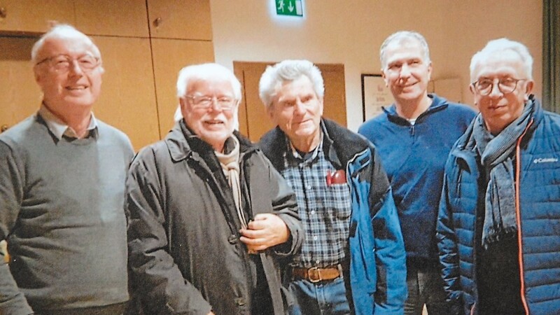 Das Foto zeigt Werner Lermer (2.v.r.) am Tag der letzten öffentlichen Ausstrahlung mit Peter Schmid (v.l.), Heimatpfleger Helmut Siegl, Armin Prosch und Erwin Ungewitter.
