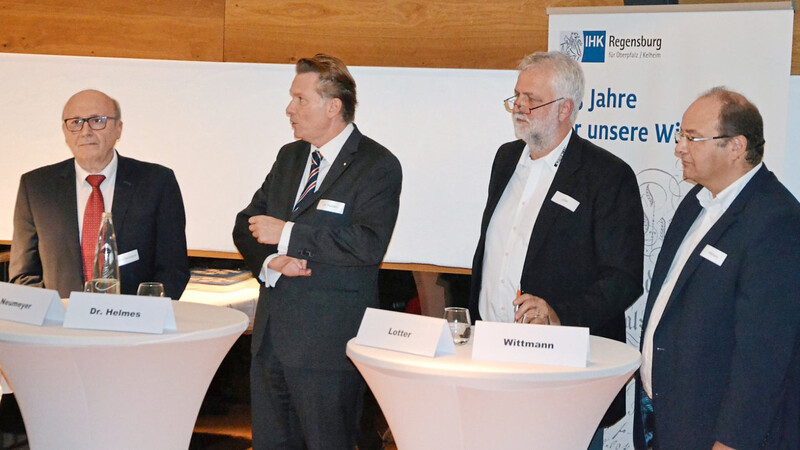 Auf dem Podium (v. l.): Landrat Martin Neumeyer, IHK-Hauptgeschäftsführer Jürgen Helmes sowie die beiden Unternehmer Bernd Lotter und Christian Wittmann.