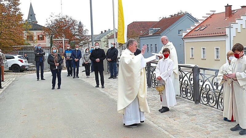 Auf dem Plateau vor der Kirche sprach Pater Renju im Beisein der Ehrengäste die Segensgebete für die sanierten Mauern.