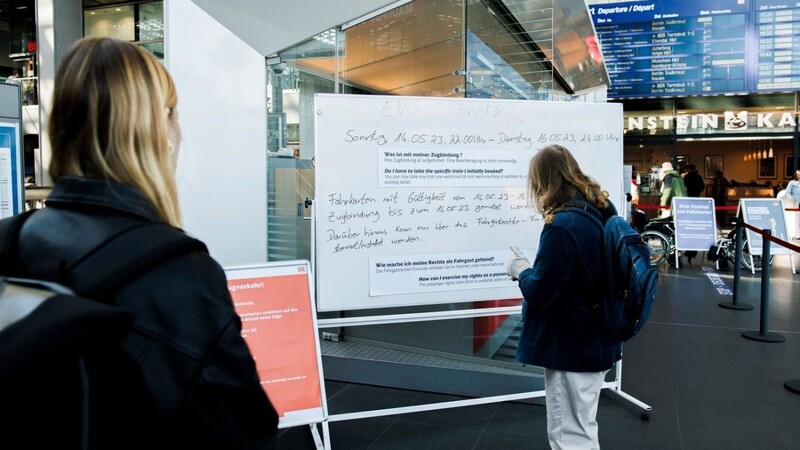 Reisende informieren sich im Berliner Hauptbahnhof über den bevorstehenden Streik.