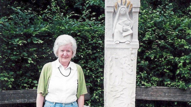 Brigitte Würdinger neben einer Hildegard-Stele, die 1998 auf der Landesgartenschau in Neumarkt aufgestellt wurde.