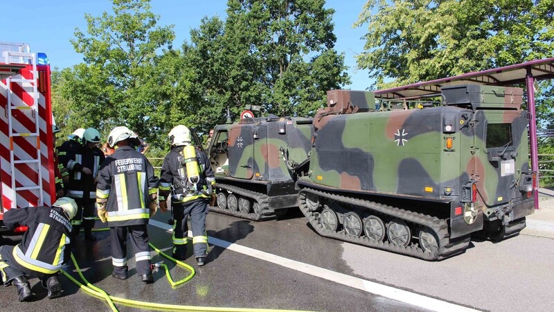 Kuriose Panne am Mittwochmorgen in Straubing. Dort blieb in der Chamer Straße ein Transportpanzer der Bundeswehr nach einem Brand liegen.