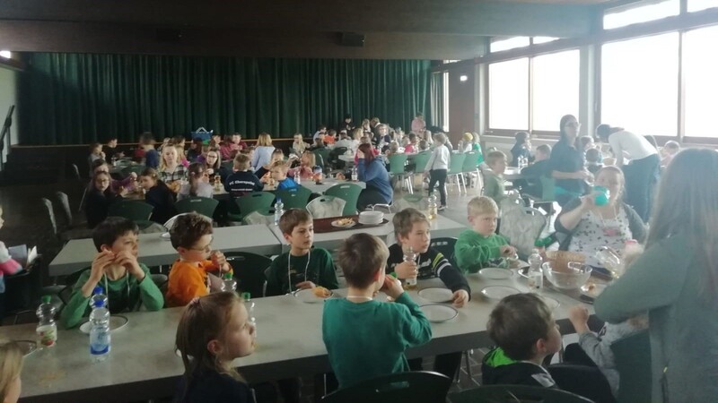 Die Kinder beim Mittagessen im Pfarrsaal.
