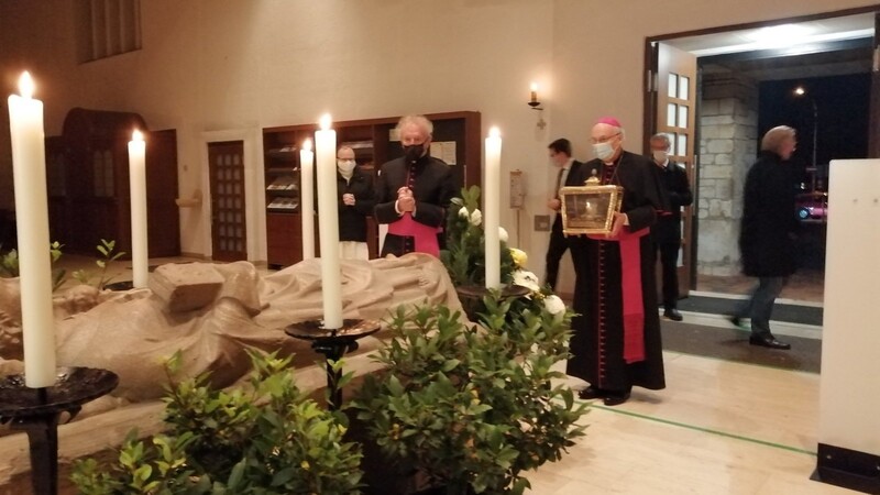 Am Samstag hat Bischof Voderholzer die Reliquie des Heiligen Wolfgang übergeben.