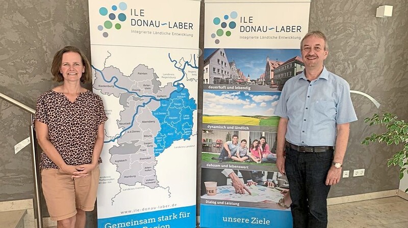 Sandra Schneider zusammen mit Langquaids Bürgermeister Herbert Blascheck, Vorsitzender der ILE-Arbeitsgemeinschaft Donau-Laber.