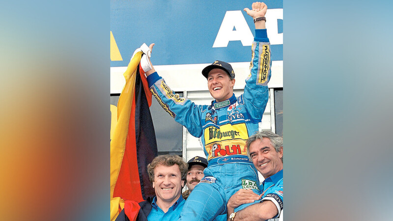 A STAR IS BORN: Michael Schumacher feiert auf den Schultern von Team-Manager Flavio Briatore (r.) seinen ersten WM-Titel.