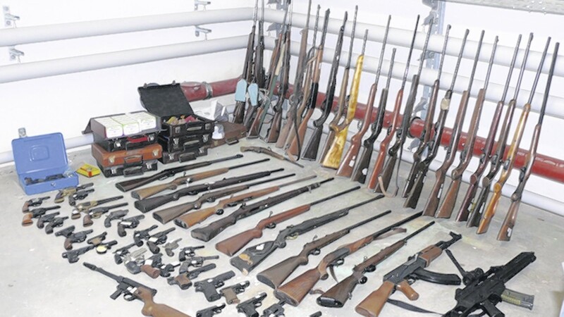 Waffen, die im Rahmen der Amnestieregelung abgegeben worden sind (Bild), werden von Spezialisten des Landeskriminalamts zerlegt. Die Metallteile werden eingeschmolzen.(Foto: Polizei Bayern)
