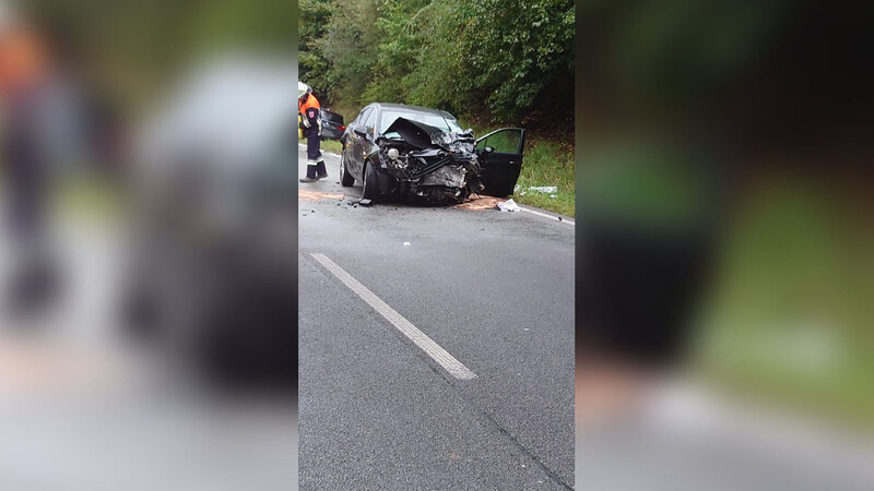 Auf der B20 bei Oberschneiding sind am Montagmorgen ein Rettungswagen und ein Auto zusammengestoßen.