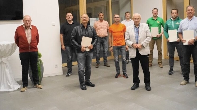 Langjährige Mitglieder und Funktionäre wurden vom FC Chamerau und vom Bayerischen Landessportverbandes ausgezeichnet.