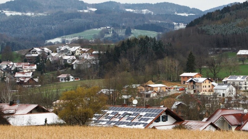 Ein Baugebiet im letzten Winter in der Gemeinde Neukirchen: Welche Vorgaben für die ökologische Bauleitplanung gemacht werden können, soll den Gemeinden empfohlen werden.