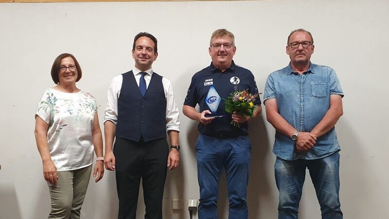 Thomas Gstettenbauer (Zweiter von rechts) wurde ausgezeichnet. Daneben der Vorsitzenden des Kreisjugendrings Robert Dollmann und die beiden Vorsitzenden des TSV Oberalteich Ursula Schmidt und Manfred Frey (rechts).
