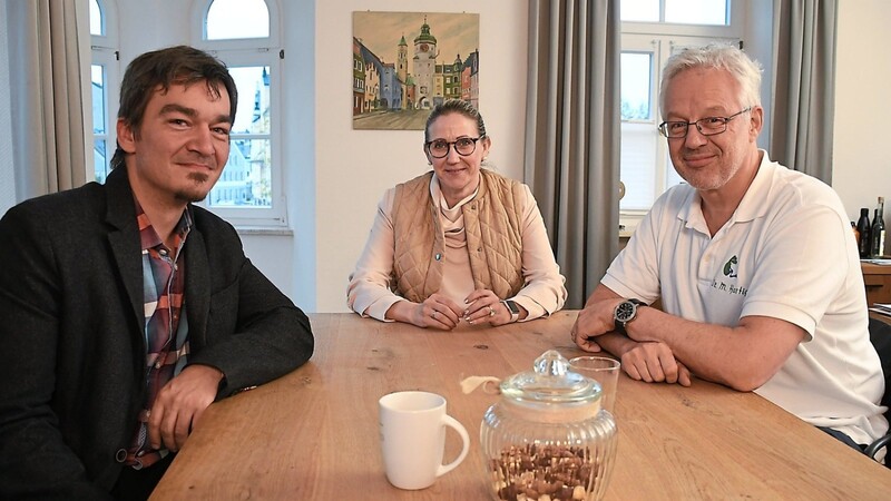 Lakumed-Chef Jakob Fuchs (links) und Dr. med. Matthias Hartig tauschten sich am Donnerstag mit Bürgermeisterin Sibylle Entwistle über die Zukunft der kinderärztlichen Versorgung aus.
