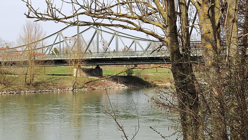 An sieben Brücken im Landkreis sollen Informationstafeln mit Sitzgelegenheiten entstehen.