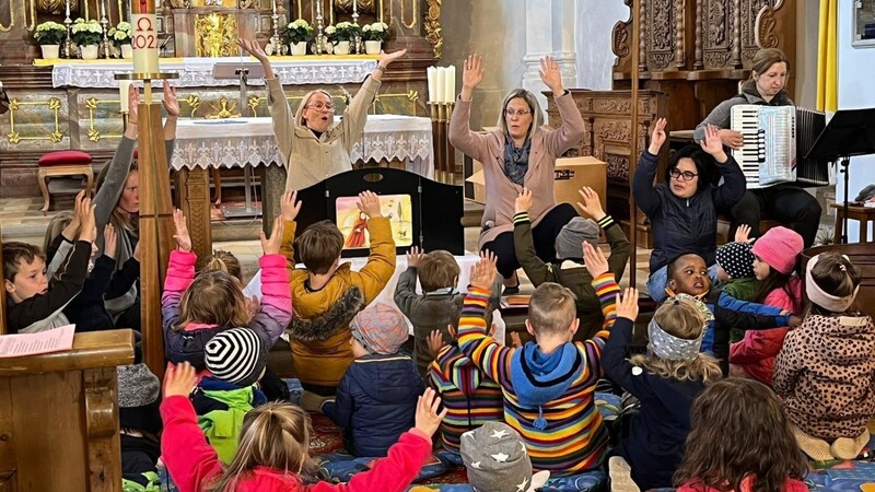 Mit großer Begeisterung folgten die Kinder dem Gottesdienst.